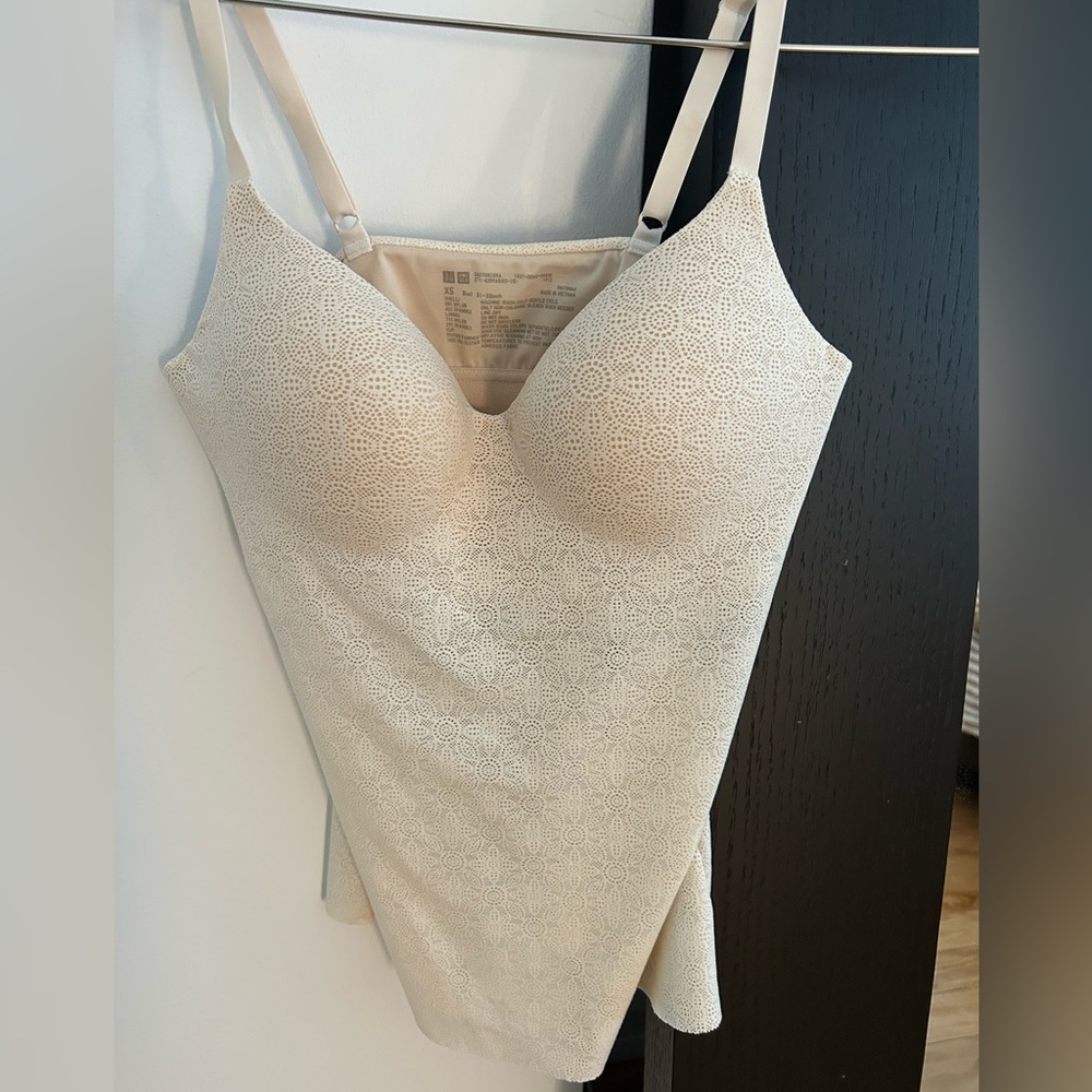 Uniqlo women’s seamless V neck bra camisole (lace). Size xs, never worn.